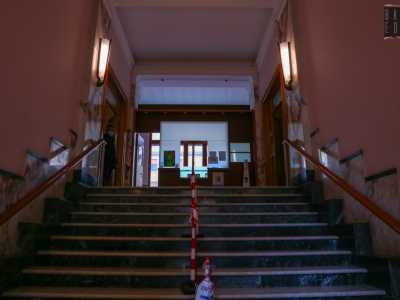 L�ingresso � caratterizzato da una solenne scalinata che si protrae anche all�interno della struttura...